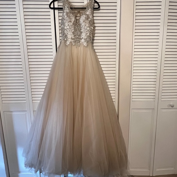 Pollardi Lanisideta Bridal Gown, lightly worn - Picture 6 of 12